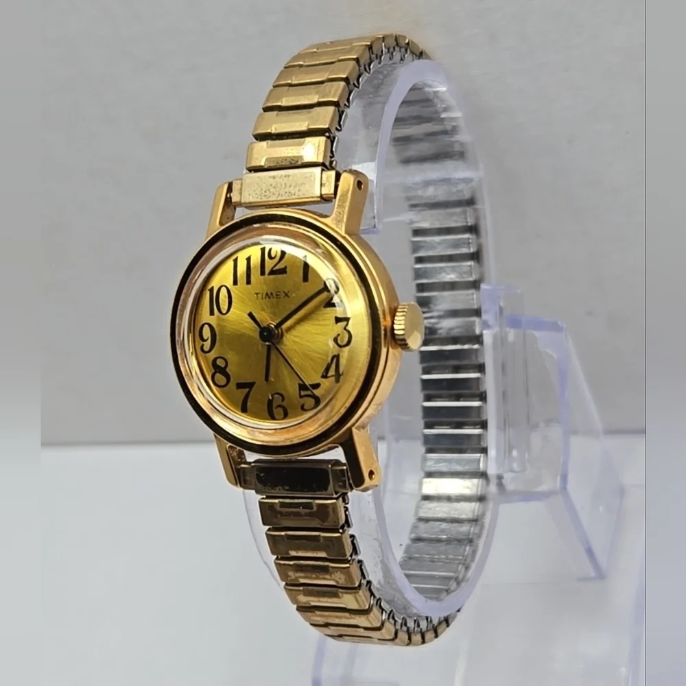 Womens Vintage Timex Petite Watch 25mm Gold Tone Retro Dial Manual Wind Runs